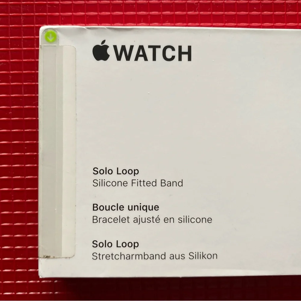Apple watch SOLO loop band (4) Black Cherry